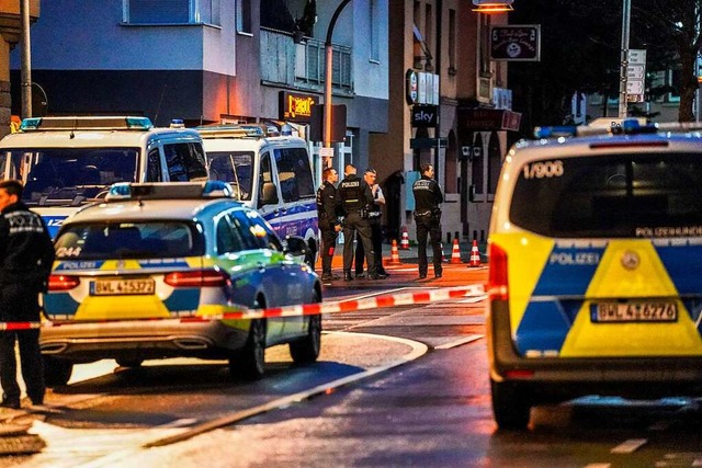 Polizisten sichern den Tatort in Plochingen.  | Foto: Kohls (dpa)