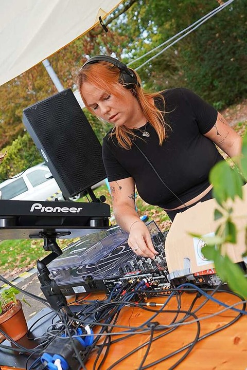 DJ Kalinka legt zur Nachmittagszeit auf.  | Foto: Lisa Petrich