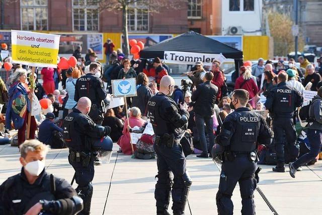 Drei Teilnehmer einer Corona-Demo aus dem März 2022 stehen vor dem Amtsgericht Freiburg