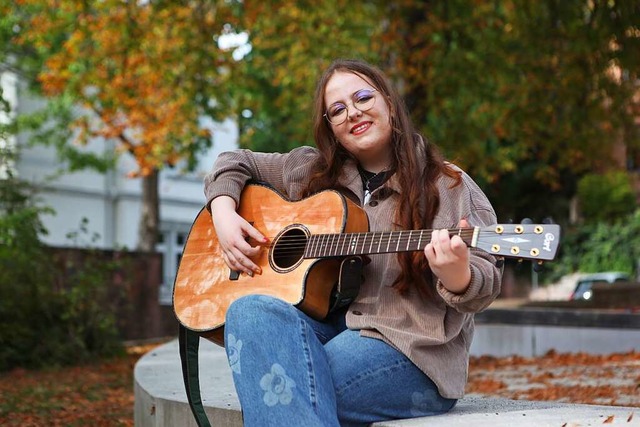 Cosima Klenk fhlt sich wohl mit ihrer Gitarre.  | Foto: Bastian Bernhardt