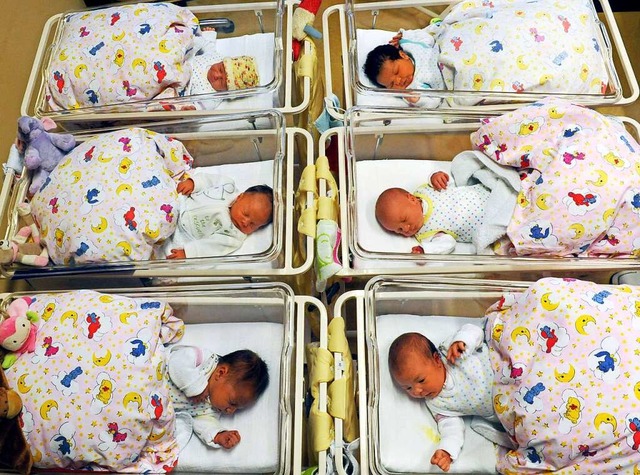 Auf einer Neugeborenenstation in einem...Stunden alte Babies in ihren Bettchen.  | Foto: Waltraud Grubitzsch