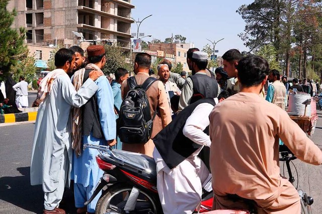 Anwohner verlassen die Huser der afgh...in Erdbeben die Stadt erschttert hat.  | Foto: Mashal (dpa)