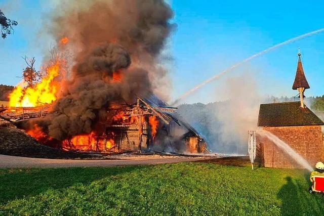 Hofgebude bei Titisee brennt aus – 87-Jhriger mit Verdacht auf Rauchvergiftung