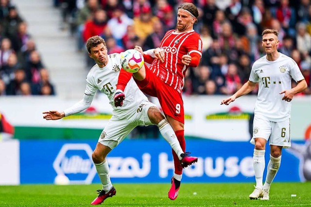 Mnchens Thomas Mller (links) bestrei...eht das nchste Duell beider Teams an.  | Foto: Tom Weller (dpa)