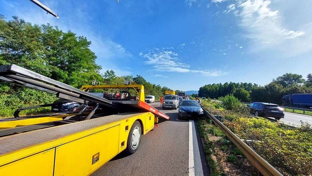 Mehrere Stunden floss der Verkehr die ...h einem Unfall bei Reute nur stockend.  | Foto: Einsatzreport 24