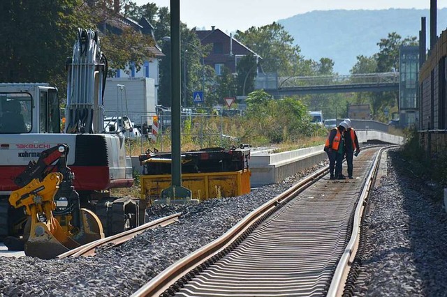 Die stliche Bahnsteigkante des neuen ... verlegt und erst 2026 betriebsbereit.  | Foto: Hannes Lauber