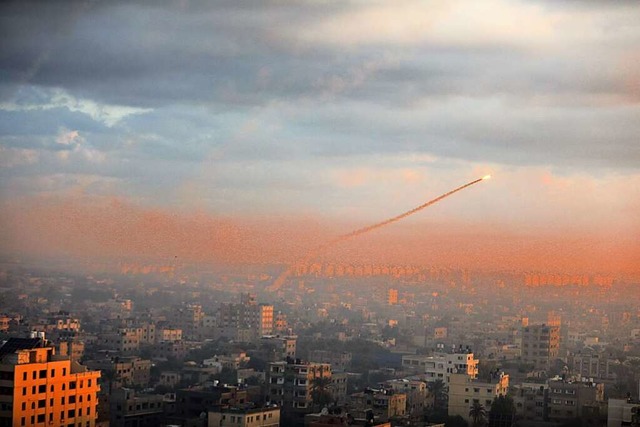 Die Angriffe der Hamas auf Israel sowi...uschs im Kreis  Emmendingen aufhalten.  | Foto: Yasser Qudih (dpa)
