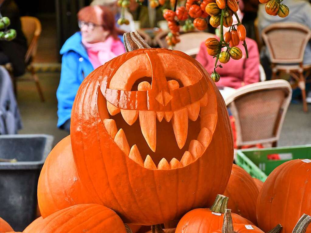 Die Besucherinnen und Besucher des Herbstfests genieen die Angebote in der Lrracher Innenstadt.