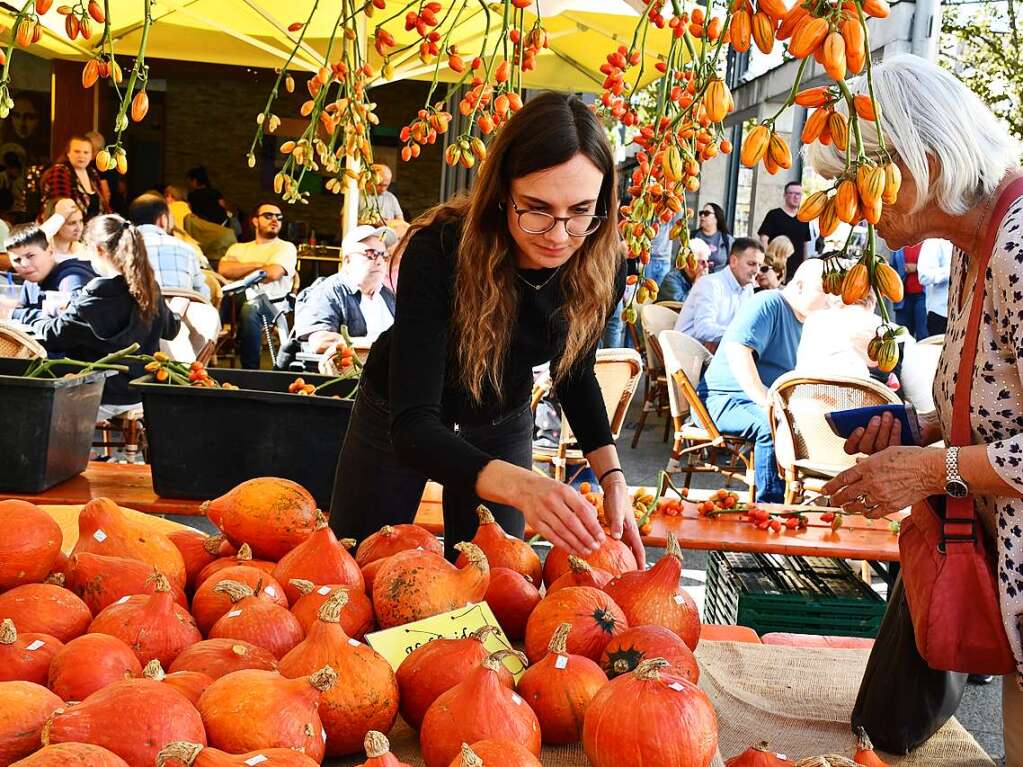 Die Besucherinnen und Besucher des Herbstfests genieen die Angebote in der Lrracher Innenstadt.