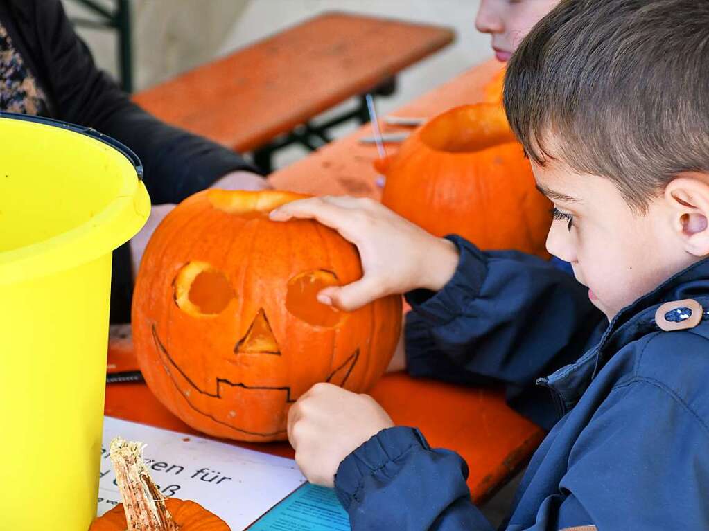 Die Besucherinnen und Besucher des Herbstfests genieen die Angebote in der Lrracher Innenstadt.