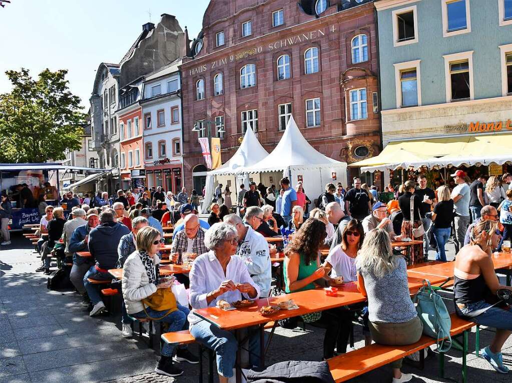 Die Besucherinnen und Besucher des Herbstfests genieen die Angebote in der Lrracher Innenstadt.