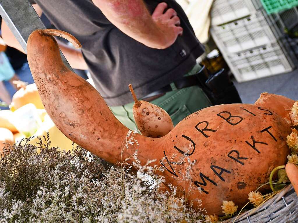 Die Besucherinnen und Besucher des Herbstfests genieen die Angebote in der Lrracher Innenstadt.