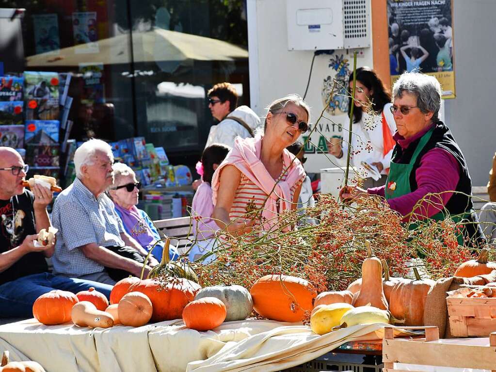 Die Besucherinnen und Besucher des Herbstfests genieen die Angebote in der Lrracher Innenstadt.