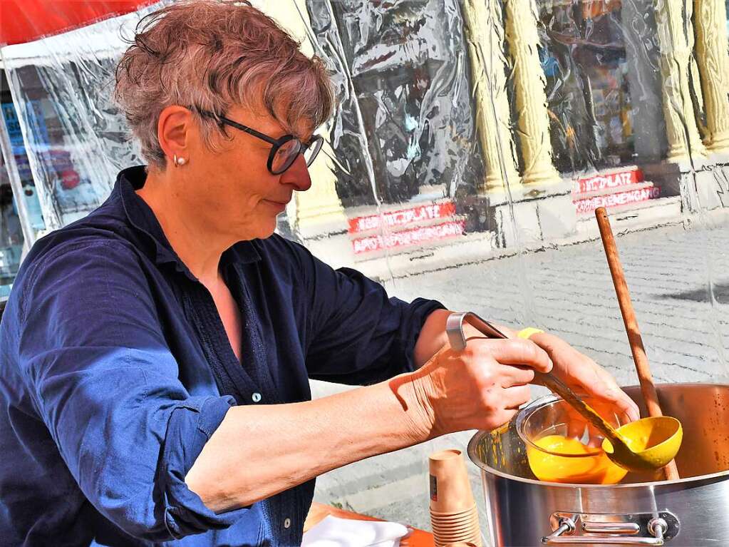 Die Besucherinnen und Besucher des Herbstfests genieen die Angebote in der Lrracher Innenstadt.