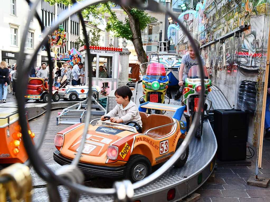 Die Besucherinnen und Besucher des Herbstfests genieen die Angebote in der Lrracher Innenstadt.