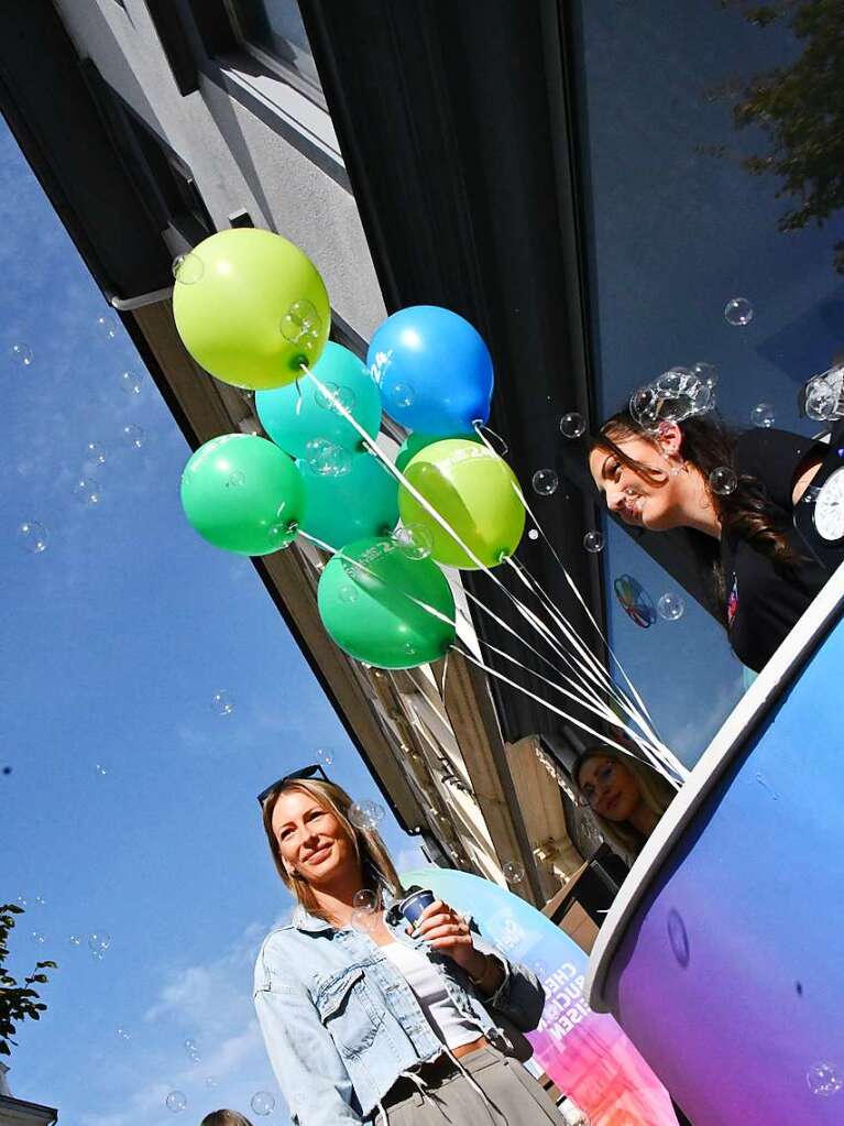 Die Besucherinnen und Besucher des Herbstfests genieen die Angebote in der Lrracher Innenstadt.