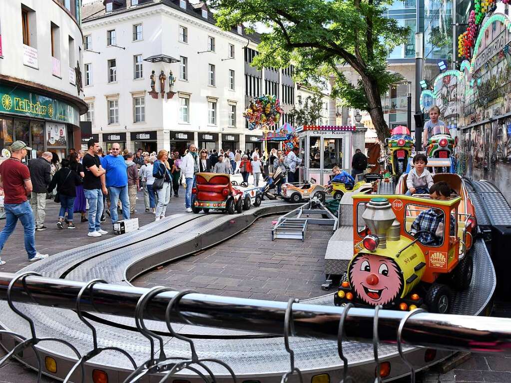 Die Besucherinnen und Besucher des Herbstfests genieen die Angebote in der Lrracher Innenstadt.