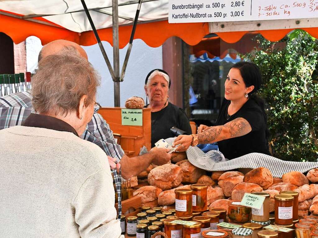 Die Besucherinnen und Besucher des Herbstfests genieen die Angebote in der Lrracher Innenstadt.