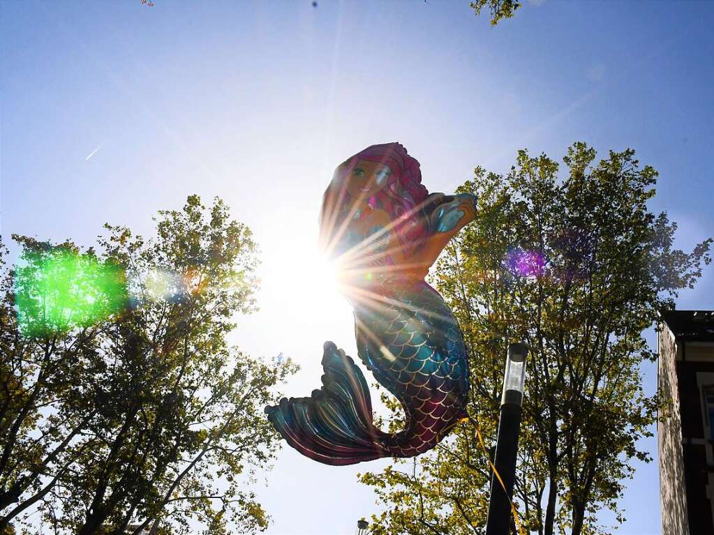 Die Besucherinnen und Besucher des Herbstfests genieen die Angebote in der Lrracher Innenstadt.