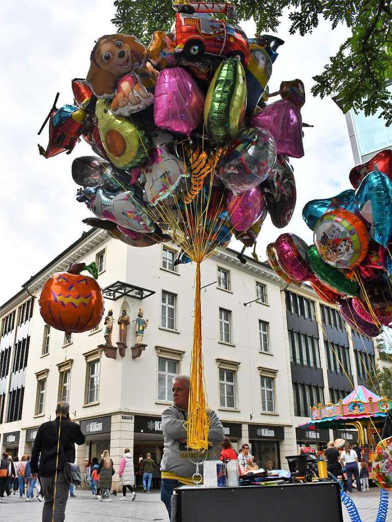 Die Besucherinnen und Besucher des Herbstfests genieen die Angebote in der Lrracher Innenstadt.