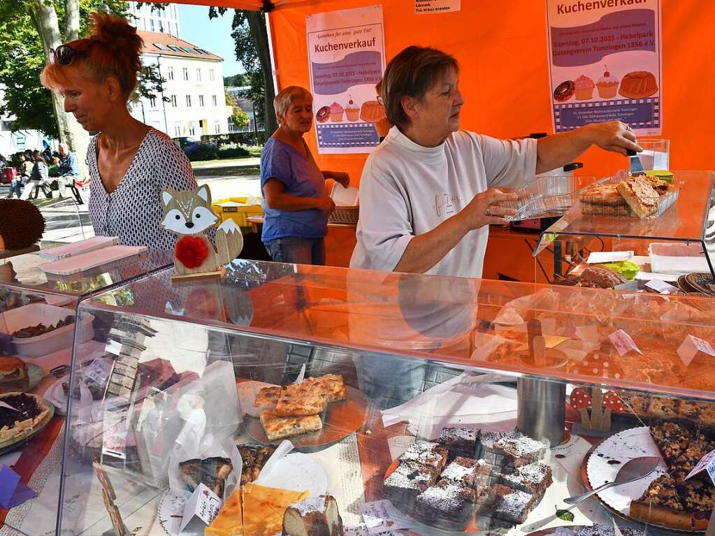 Die Besucherinnen und Besucher des Herbstfests genieen die Angebote in der Lrracher Innenstadt.