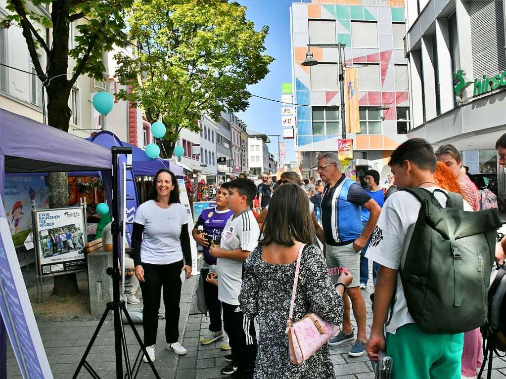 Die Besucherinnen und Besucher des Herbstfests genieen die Angebote in der Lrracher Innenstadt.