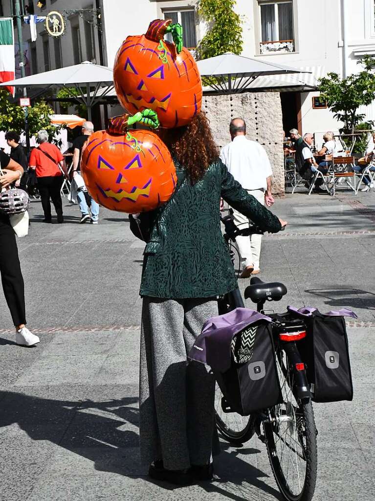 Die Besucherinnen und Besucher des Herbstfests genieen die Angebote in der Lrracher Innenstadt.