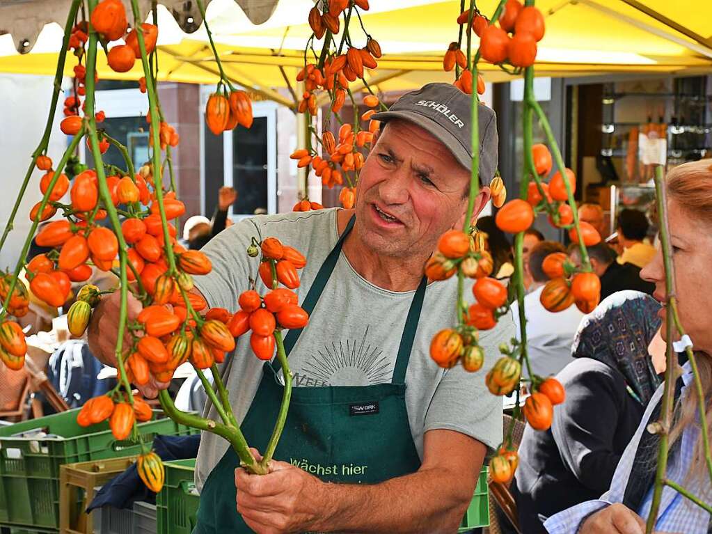 Die Besucherinnen und Besucher des Herbstfests genieen die Angebote in der Lrracher Innenstadt.