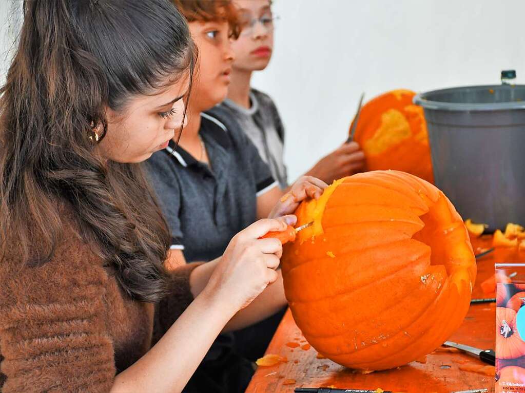 Die Besucherinnen und Besucher des Herbstfests genieen die Angebote in der Lrracher Innenstadt.