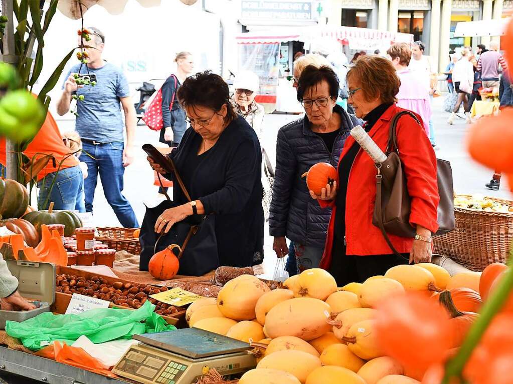 Die Besucherinnen und Besucher des Herbstfests genieen die Angebote in der Lrracher Innenstadt.