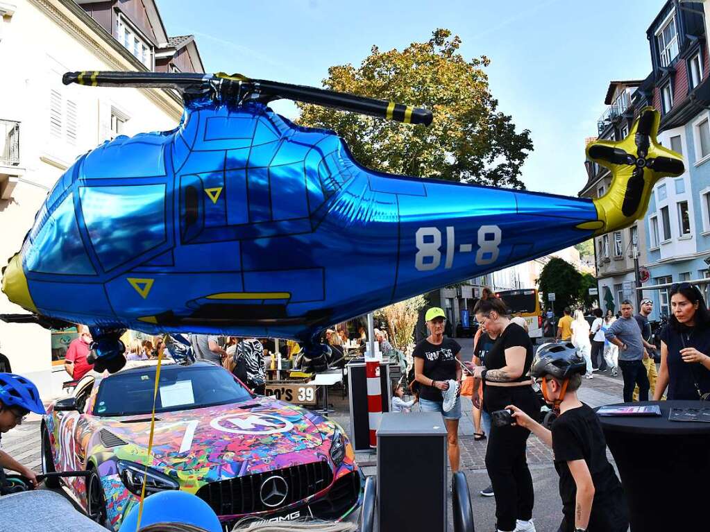 Die Besucherinnen und Besucher des Herbstfests genieen die Angebote in der Lrracher Innenstadt.