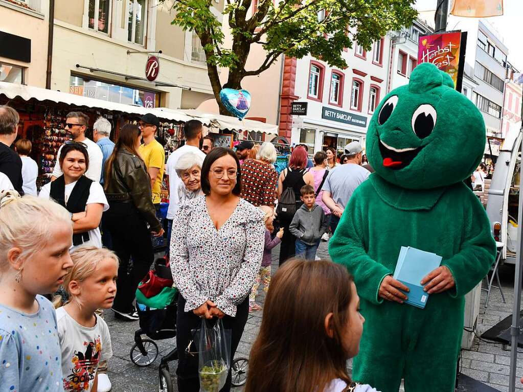 Die Besucherinnen und Besucher des Herbstfests genieen die Angebote in der Lrracher Innenstadt.