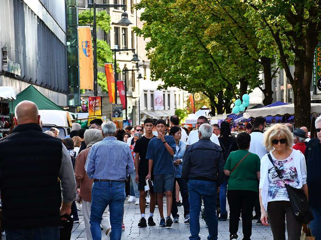 Die Besucherinnen und Besucher des Herbstfests genieen die Angebote in der Lrracher Innenstadt.