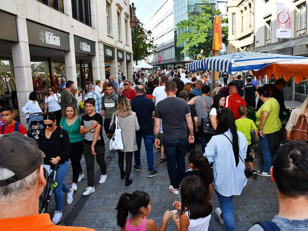 Die Besucherinnen und Besucher des Herbstfests genieen die Angebote in der Lrracher Innenstadt.