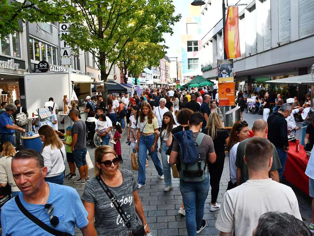 Die Besucherinnen und Besucher des Herbstfests genieen die Angebote in der Lrracher Innenstadt.