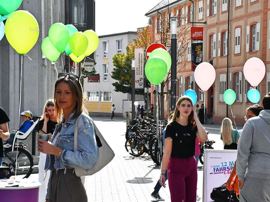 Die Besucherinnen und Besucher des Herbstfests genieen die Angebote in der Lrracher Innenstadt.