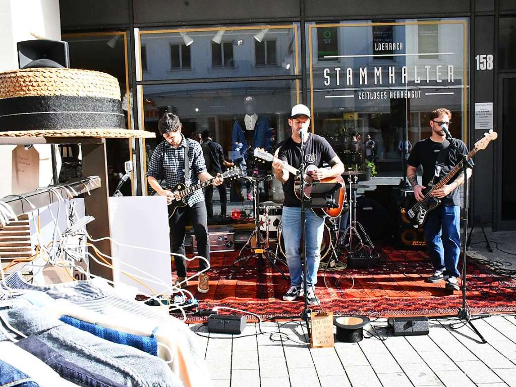 Die Besucherinnen und Besucher des Herbstfests genieen die Angebote in der Lrracher Innenstadt.