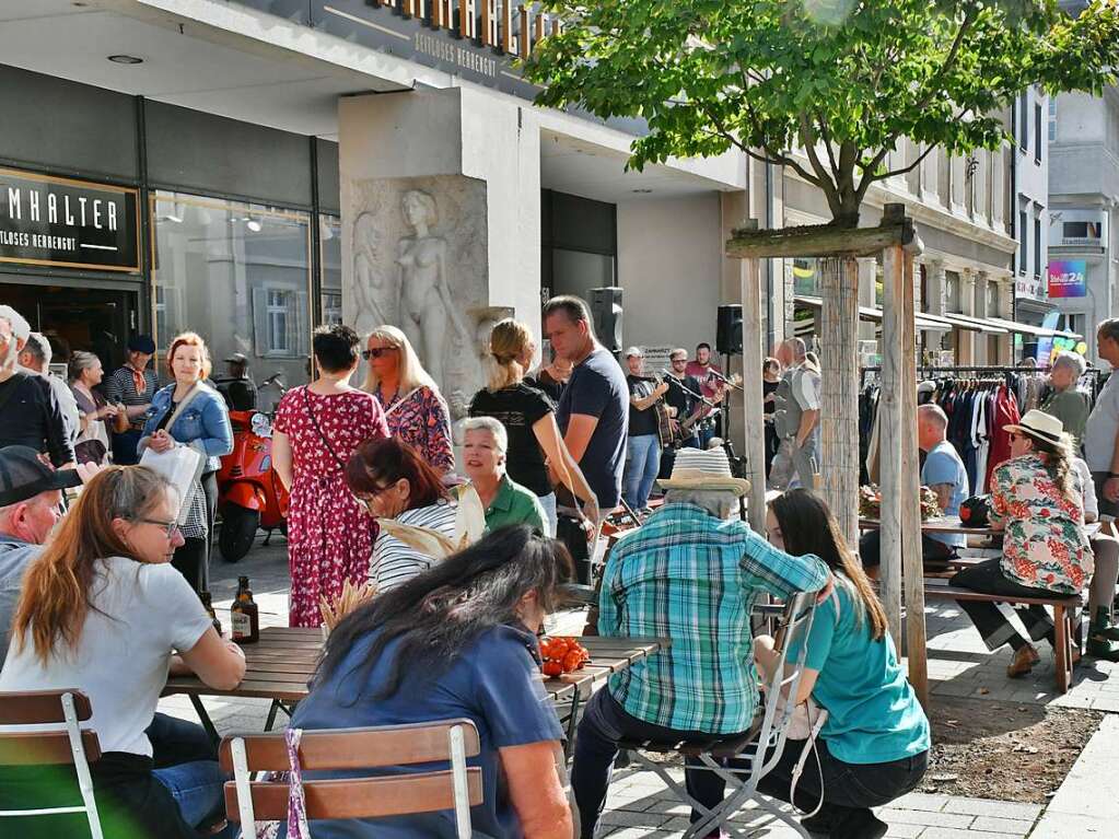 Die Besucherinnen und Besucher des Herbstfests genieen die Angebote in der Lrracher Innenstadt.