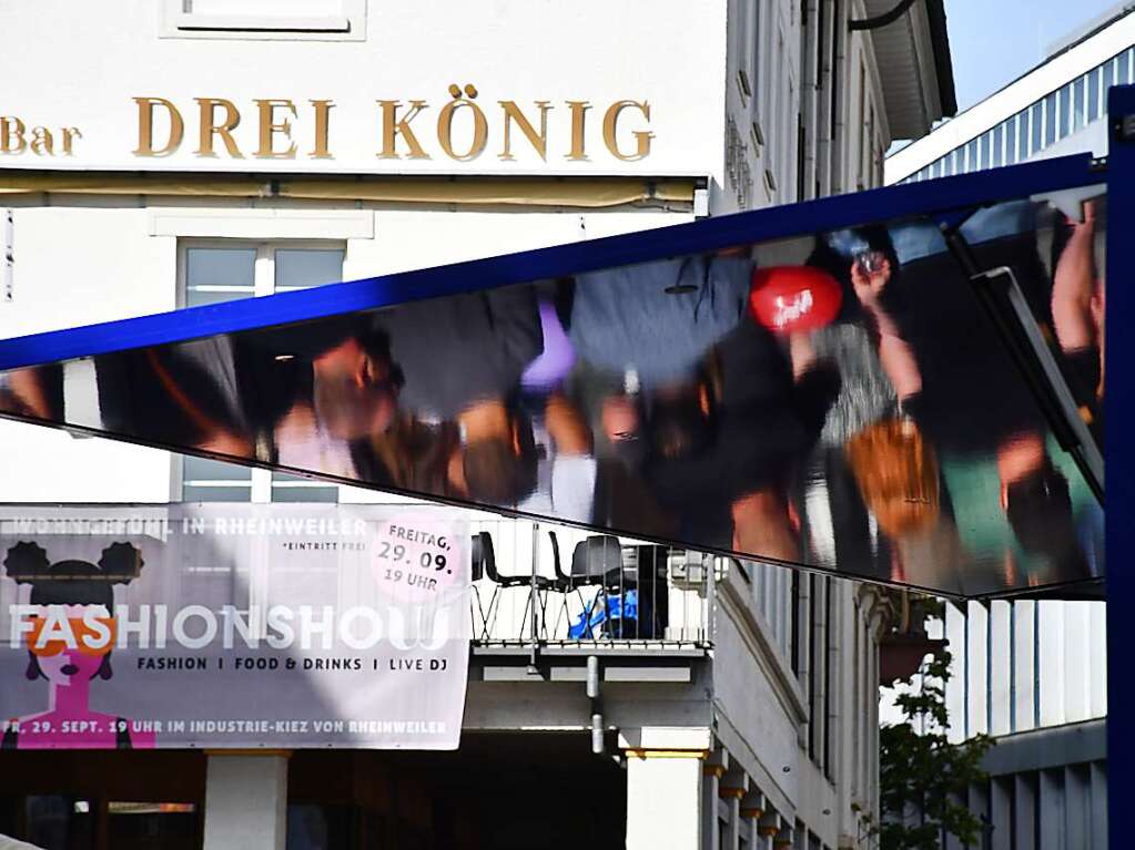 Die Besucherinnen und Besucher des Herbstfests genieen die Angebote in der Lrracher Innenstadt.