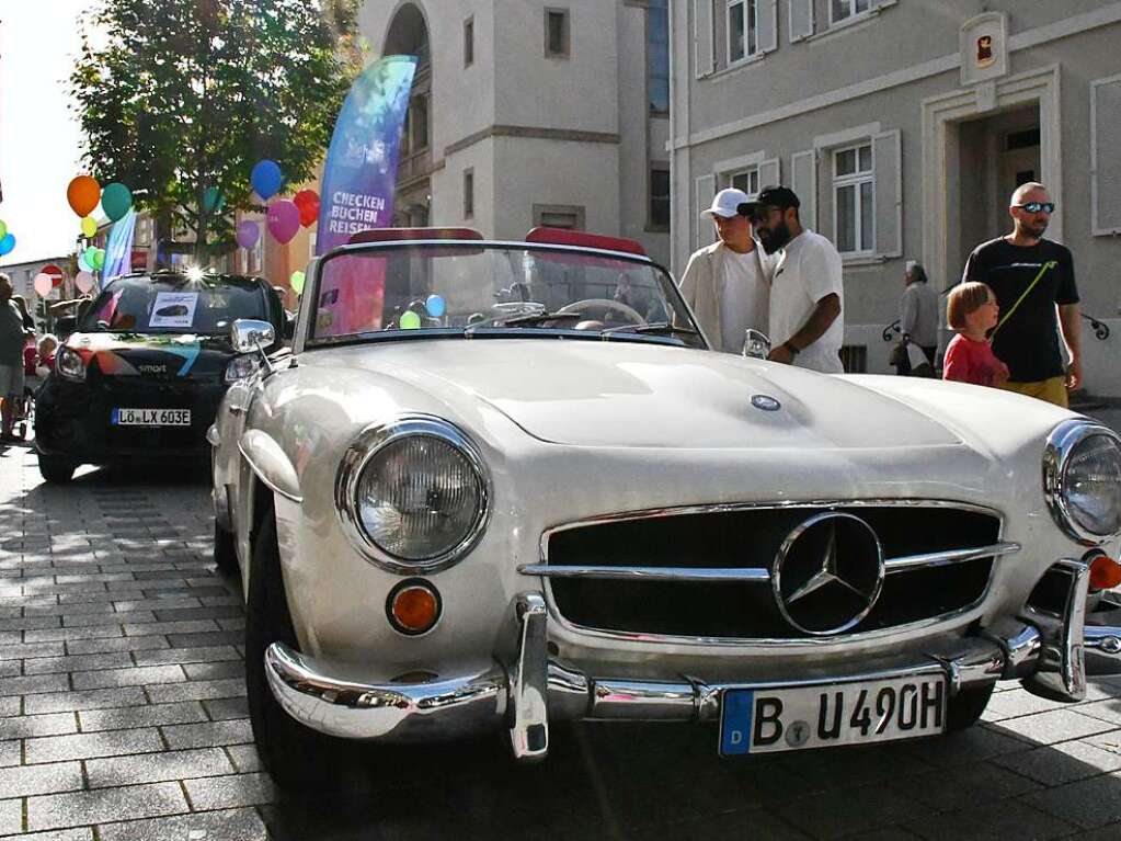 Die Besucherinnen und Besucher des Herbstfests genieen die Angebote in der Lrracher Innenstadt.