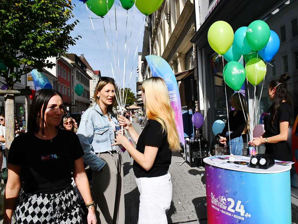 Die Besucherinnen und Besucher des Herbstfests genieen die Angebote in der Lrracher Innenstadt.