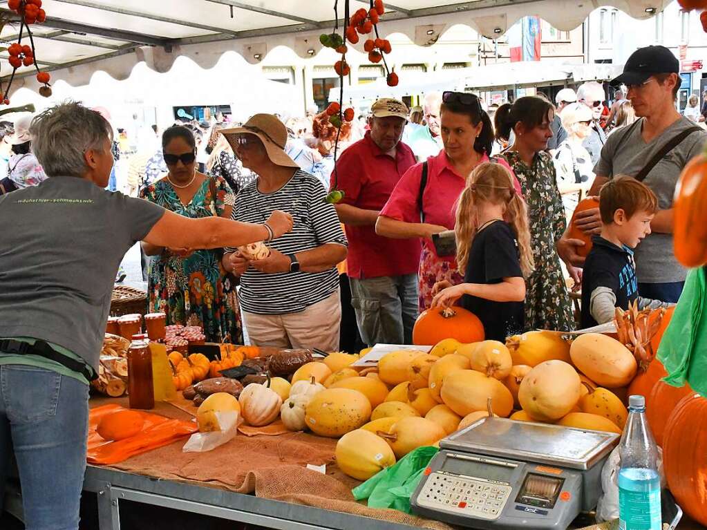 Die Besucherinnen und Besucher des Herbstfests genieen die Angebote in der Lrracher Innenstadt.