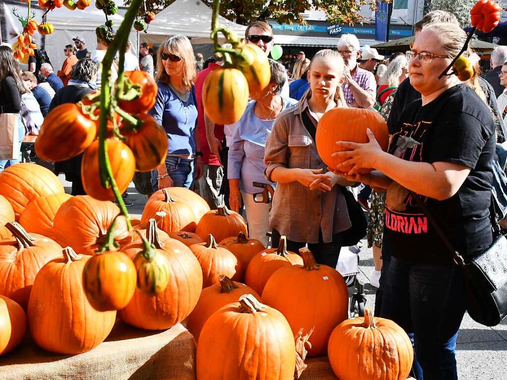 Die Besucherinnen und Besucher des Herbstfests genieen die Angebote in der Lrracher Innenstadt.