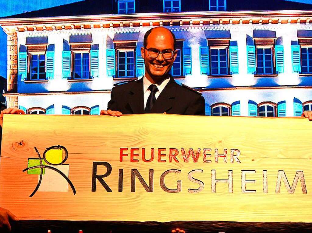 Kommandant Christian Feist mit dem neuen  Schild frs Feuerwehrhaus