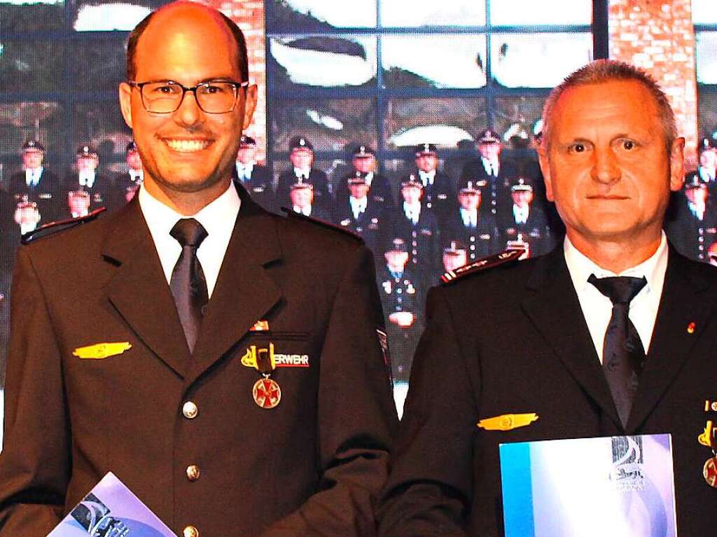 Kommandant Christian Feist (links) und sein Stellvertreter Thomas Nieborowsky sind mit der Ehrenmedaille des Landesfeuerwehrverbandes in Silber ausgezeichnet worden.