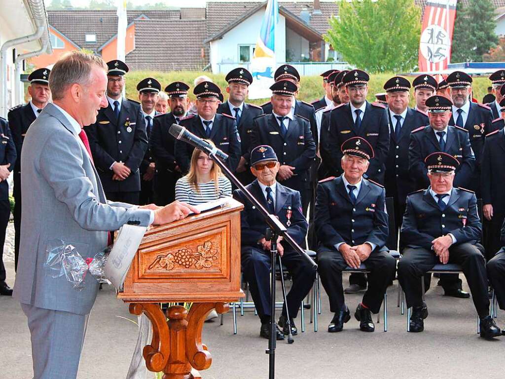 Brgermeister Pascal Weber wrdigt das Engagement der Wehrleute beim Bau des neuen Feuerwehrhauses.