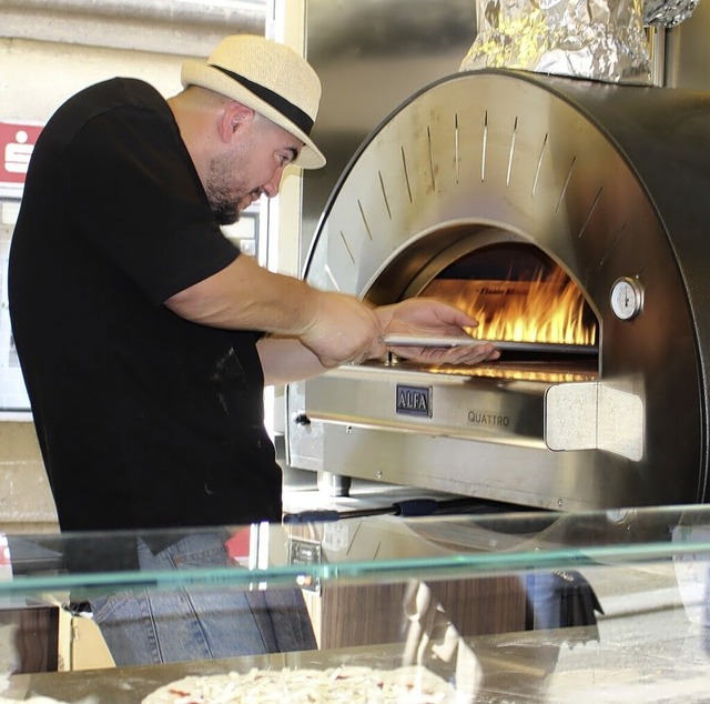 Helle Flammen beim Pizzabcker   | Foto: Marianne Bader