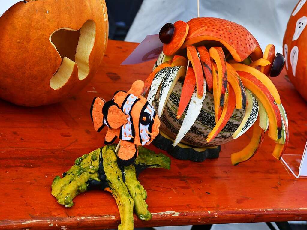 Die Besucherinnen und Besucher des Herbstfests genieen die Angebote in der Lrracher Innenstadt.