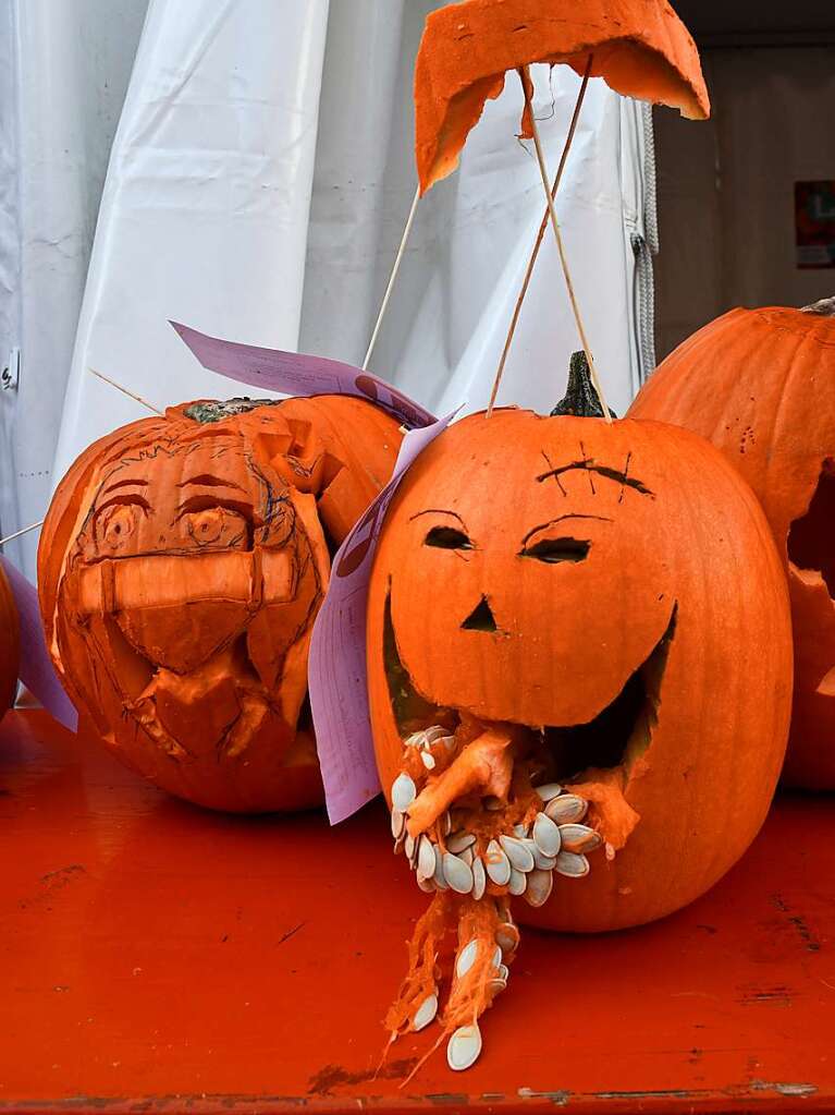 Die Besucherinnen und Besucher des Herbstfests genieen die Angebote in der Lrracher Innenstadt.