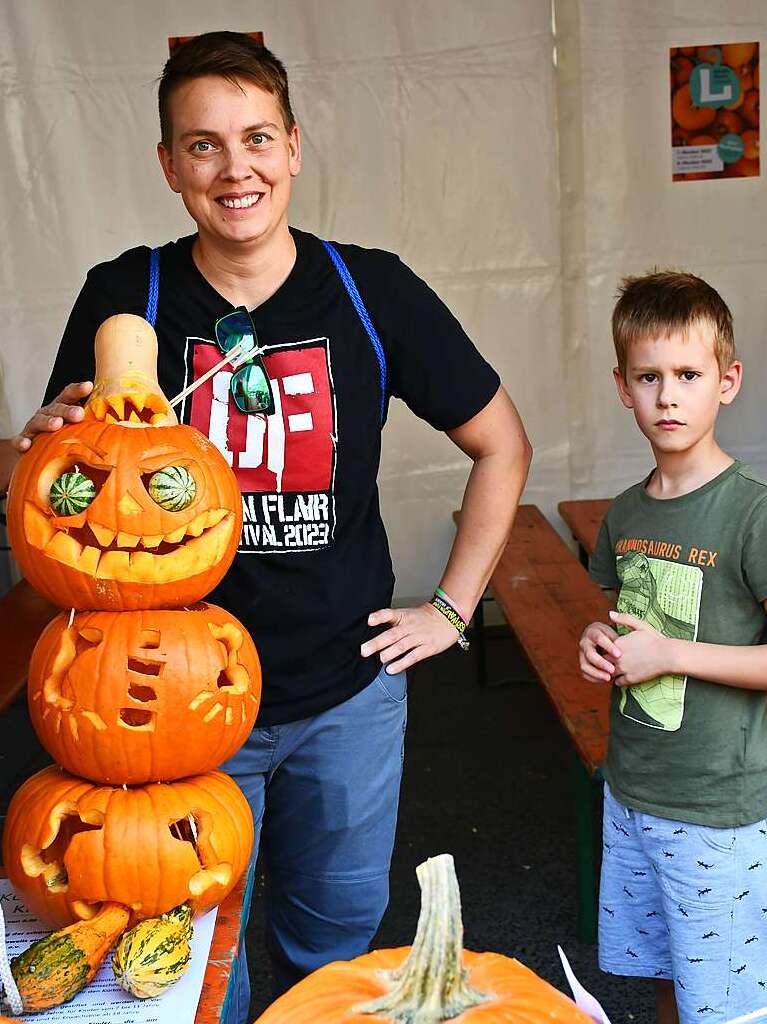 Die Besucherinnen und Besucher des Herbstfests genieen die Angebote in der Lrracher Innenstadt.